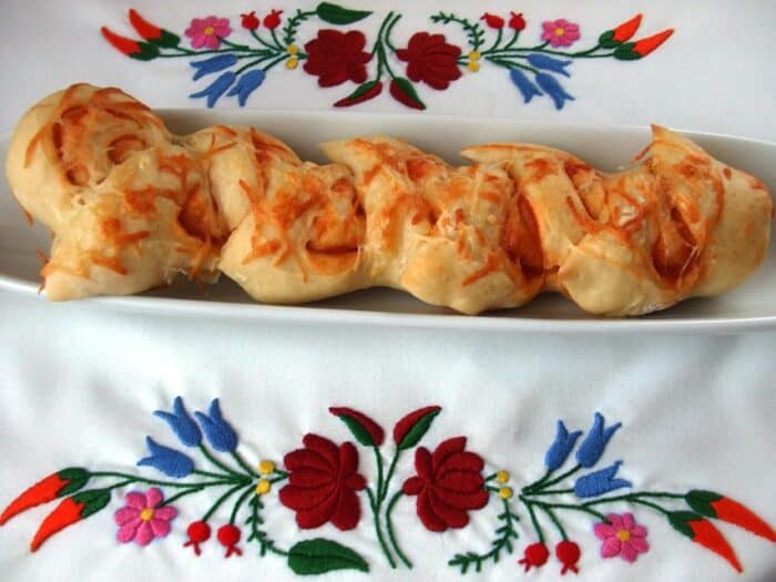 Sajttal szórt pizzás kalászok