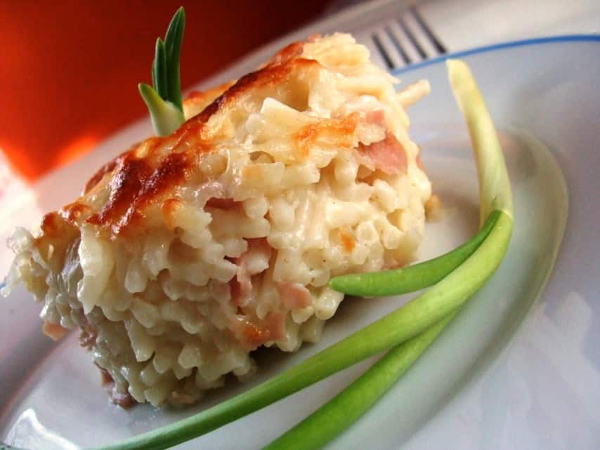 Sonkás-többsajtos spagetti sütve