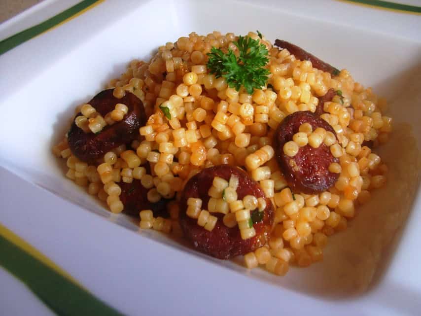 Kolbászos tarhonya petrezselymesen