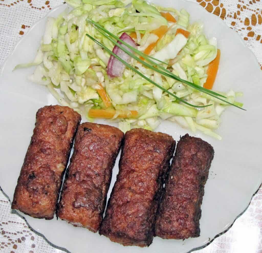 Mics – mititej, muzsdéjos káposztasalátával