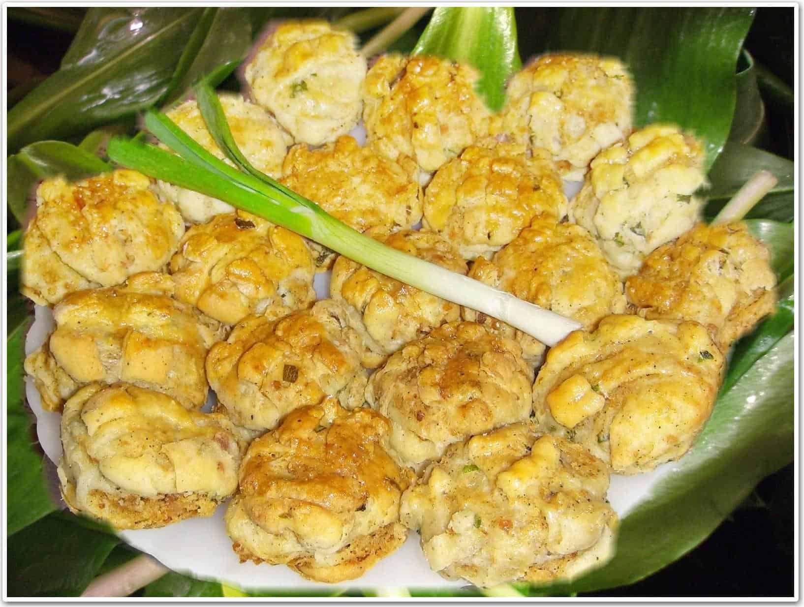 Medvehagymás-újhagymás, tepertős pogácsa.