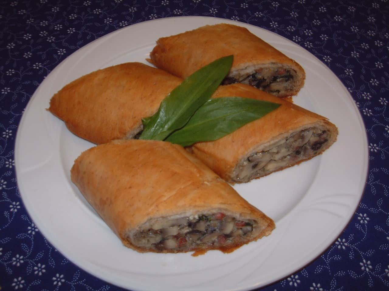 Medvehagymás gombás rétes