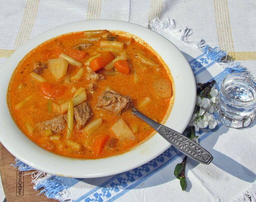 Raguleves, pálinkával flambírozott marhahúsból