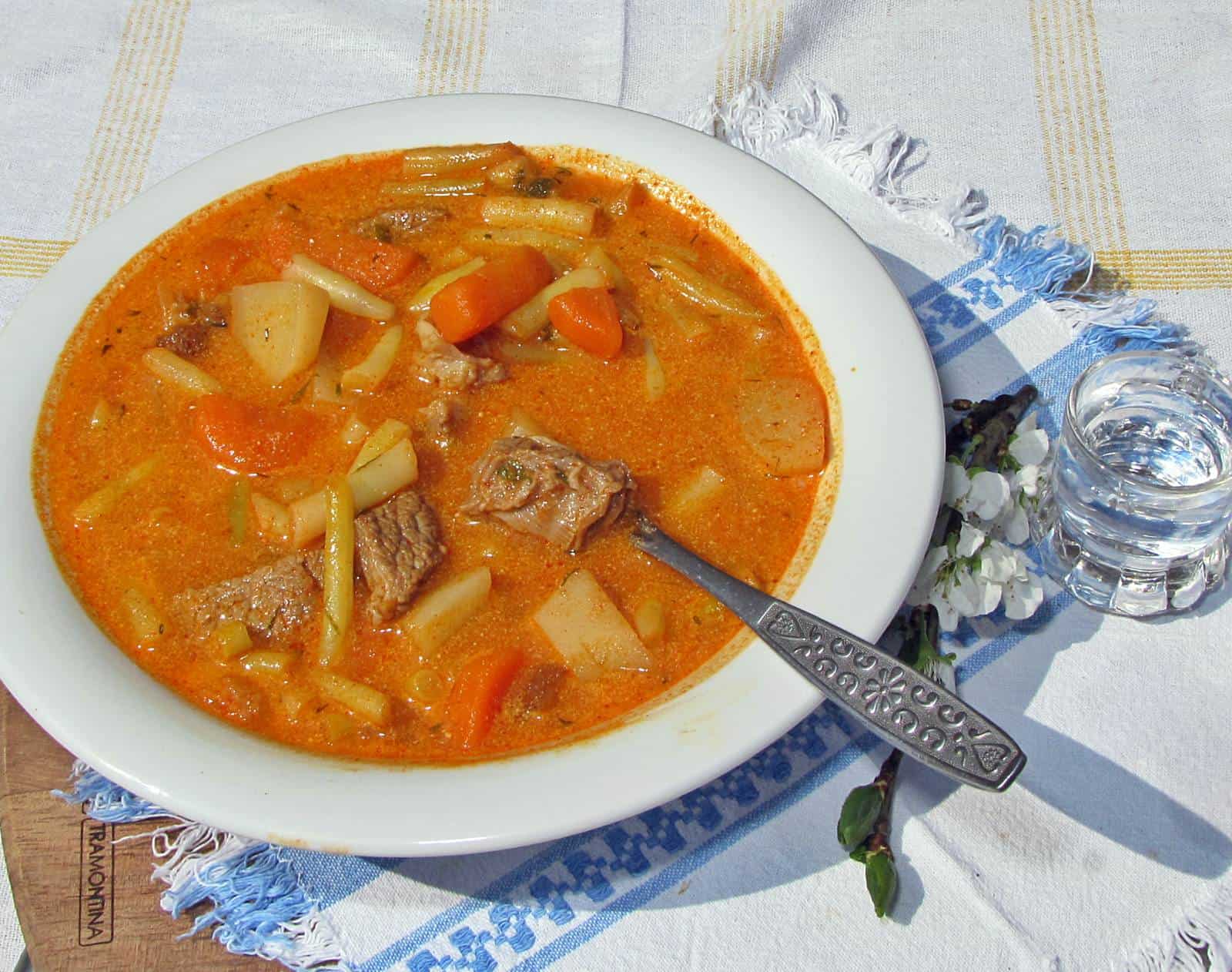 Raguleves, pálinkával flambírozott marhahúsból