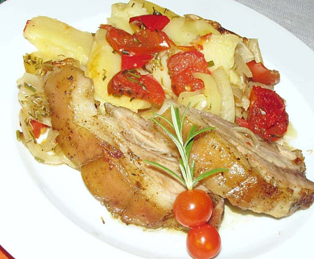 Rozmaringos csülök lecsós krumplival