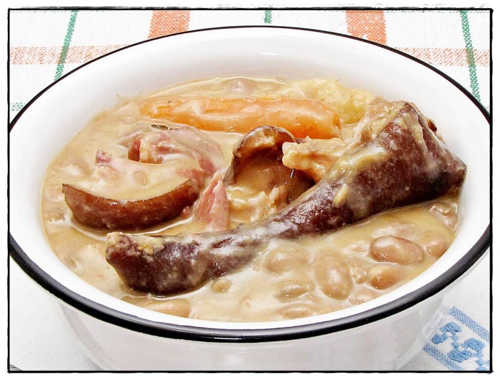 Babgulyás, füstölt csülökkel, zöldségekkel.