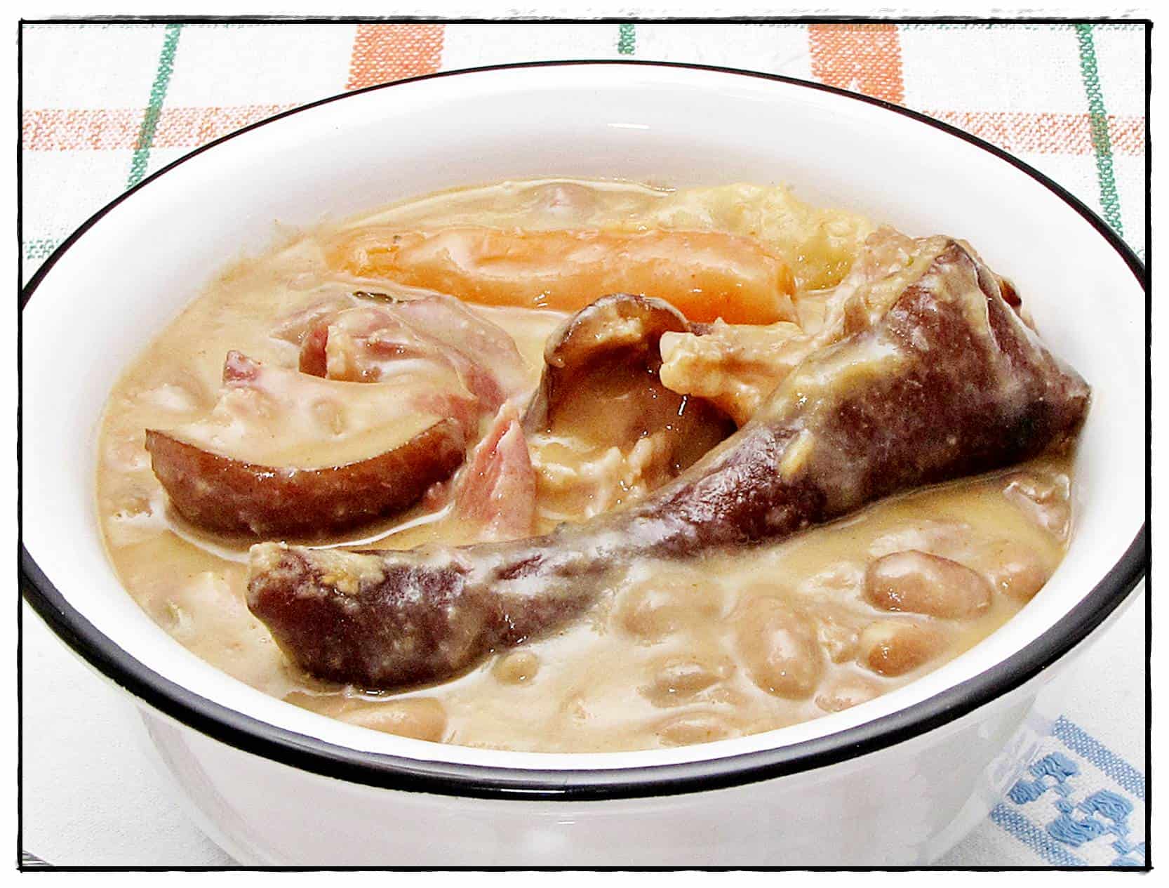 Babgulyás, füstölt csülökkel, zöldségekkel.