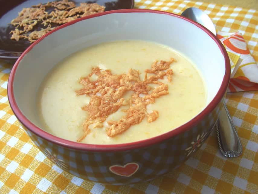 Kukoricakrémleves reszelt sajtchipsszel