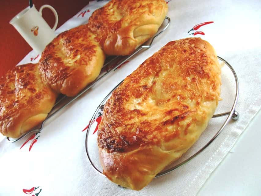 Sajttal szórt fokhagymás-tejfölös baguettek