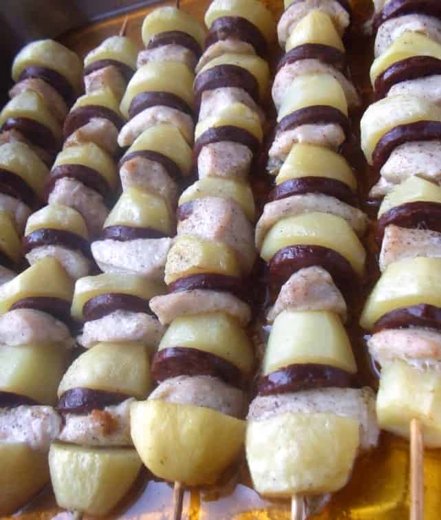 Fűszeres csirkenyárs kolbásszal és krumplival