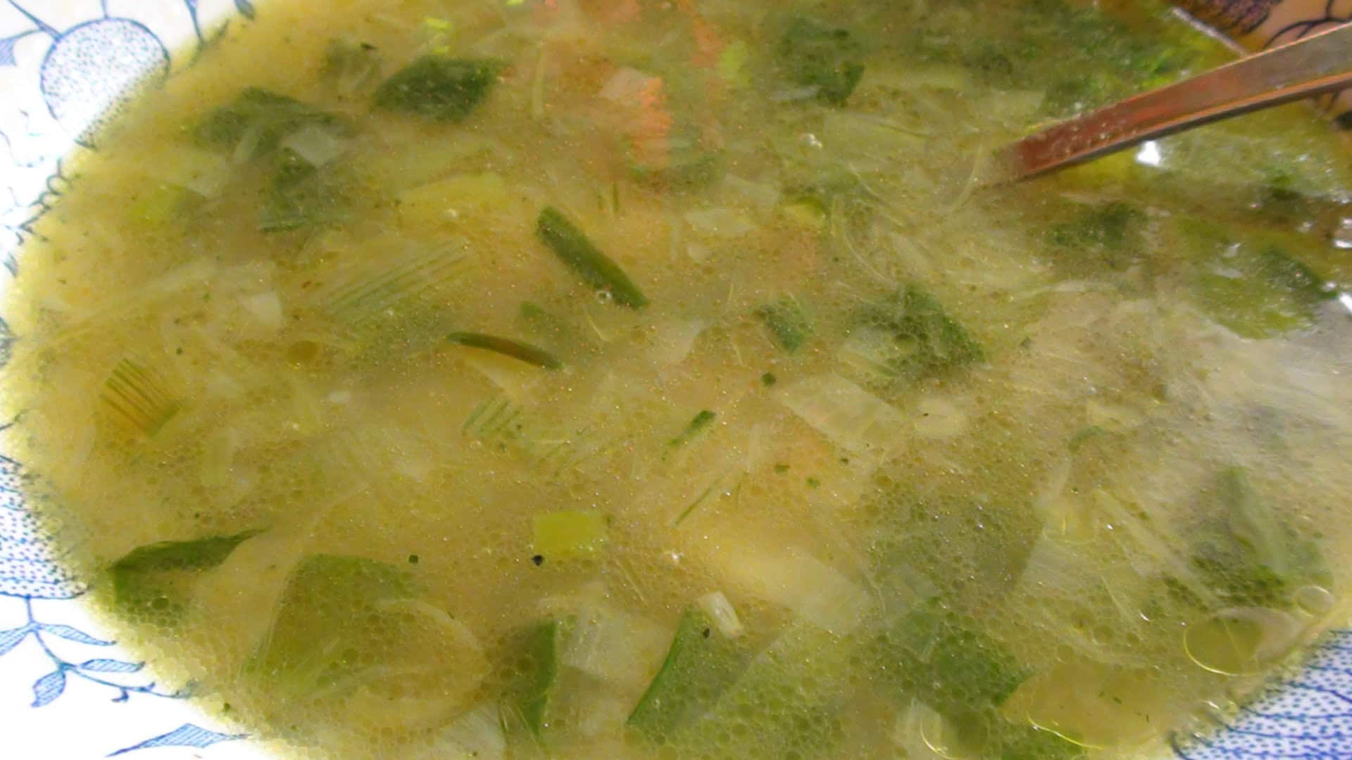 Krumplileves újhagymával