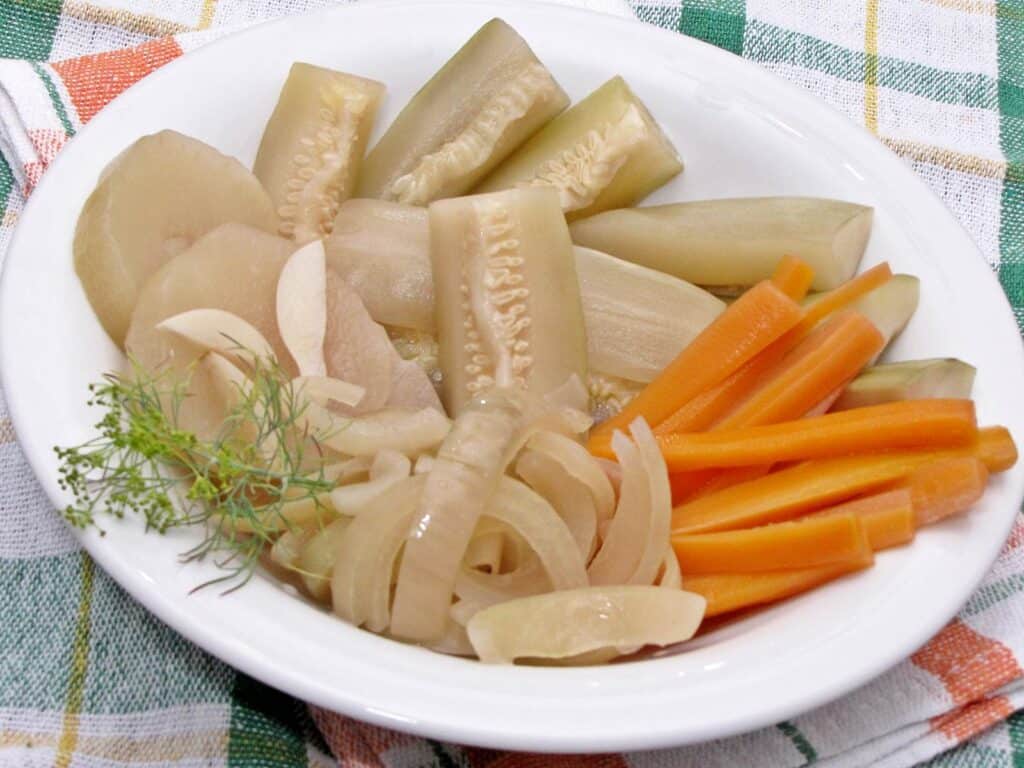 Kovászolt cukkini sárgarépával, csilivel.