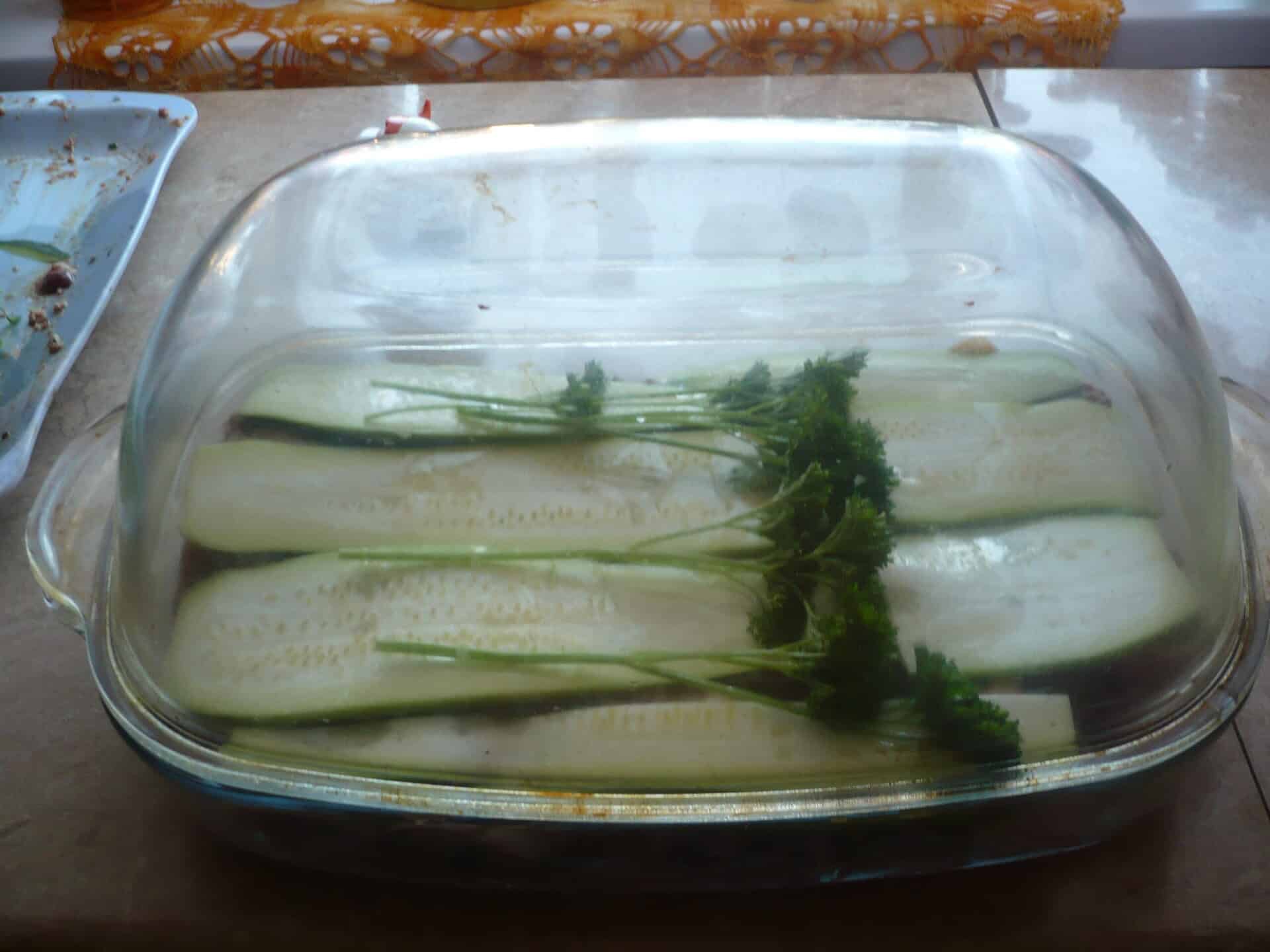 Töltött csirkecombok cukkini takaró alatt