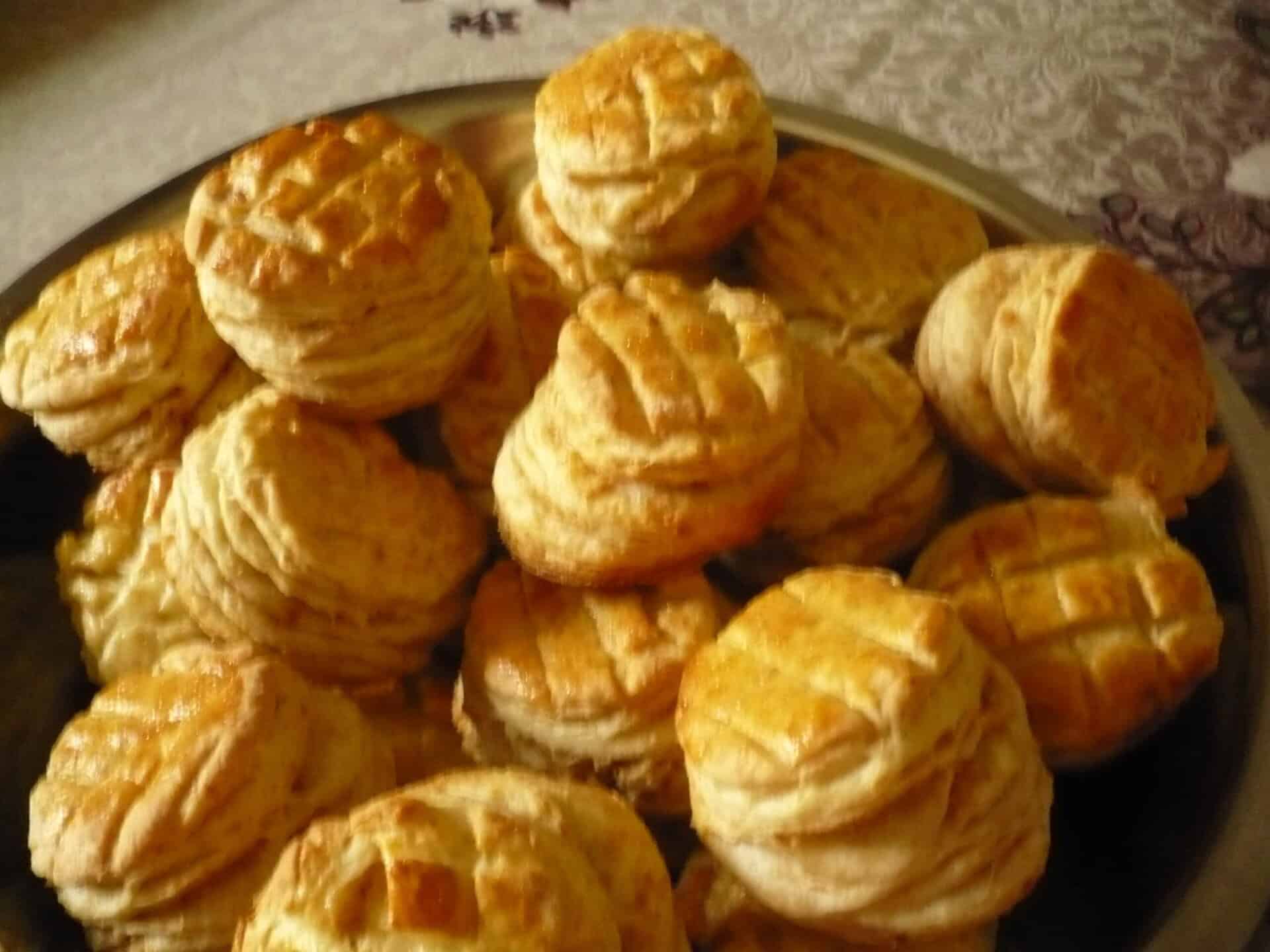 Leveles tepertős pogácsa