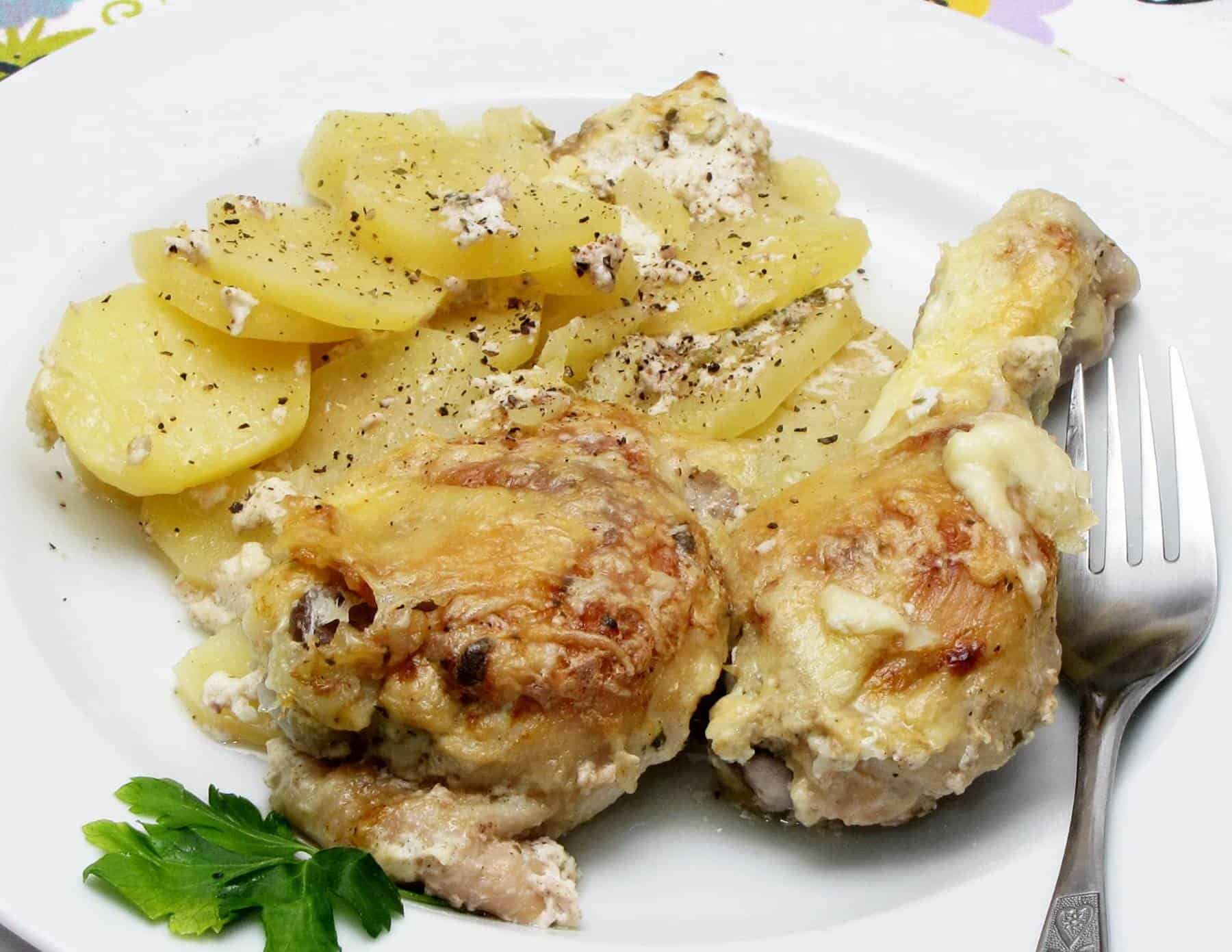 tejfölös, majoránnás csirke krumpliágyon