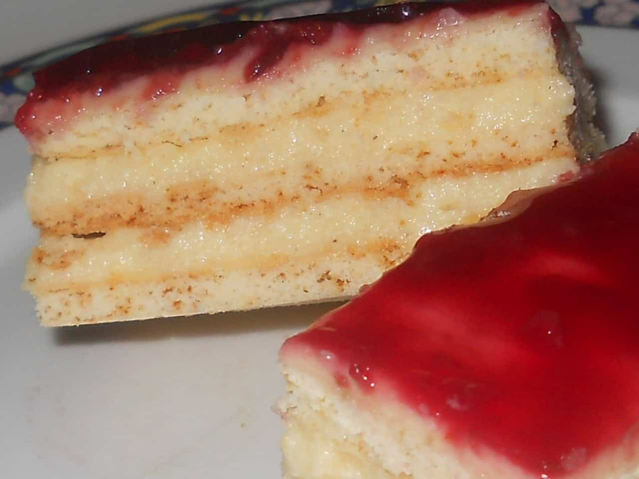 Vanília krémes ,meggyes mézes szelet