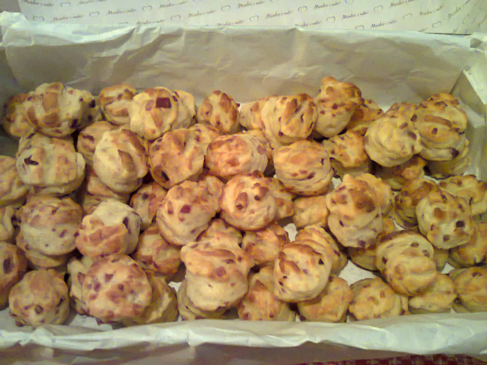 Lilahagymás füstöltsajtos pogácsa