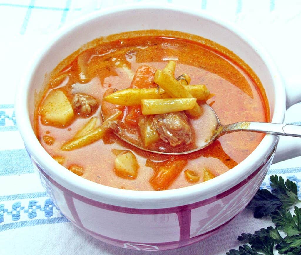 Raguleves, pálinkával flambírozott marhahúsból. (M