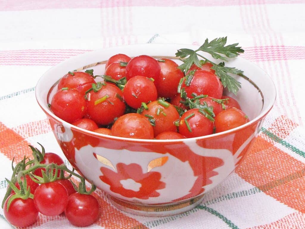 Koktélparadicsom-saláta snidlinggel