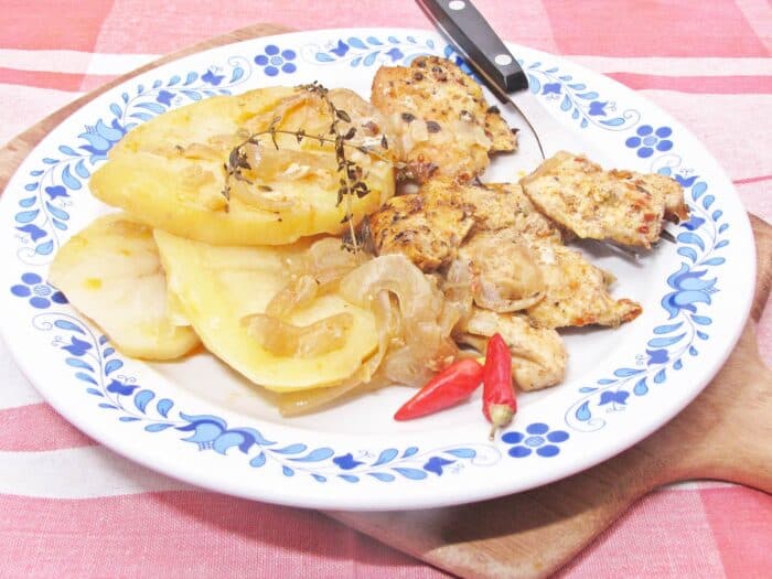 Piri – piri csirkemell, hagymás krumpliszeleteken