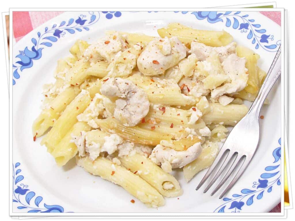 Tejszínes csirkemell falatok, penne tésztán.