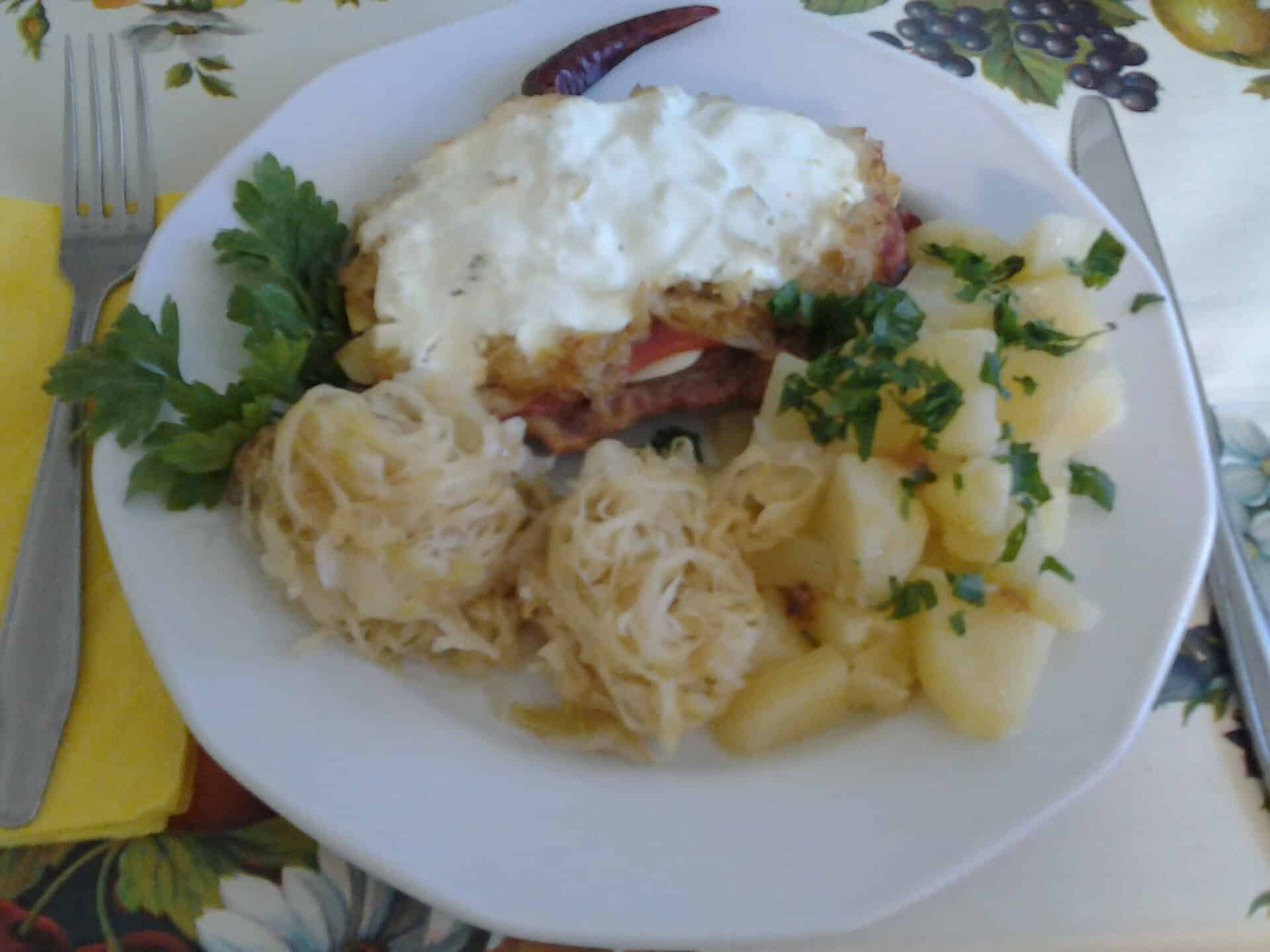 Fokhagymás,sonkás,párolt káposztás tarja,tejföllel