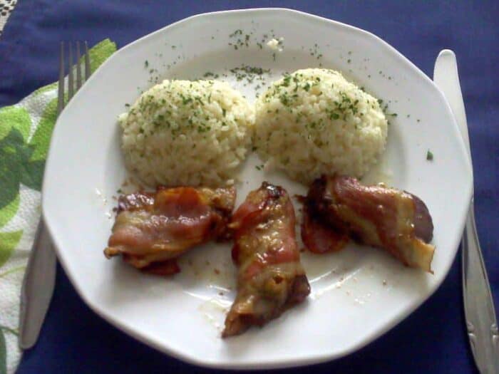 Baconba tekert csirkemáj rizzsel