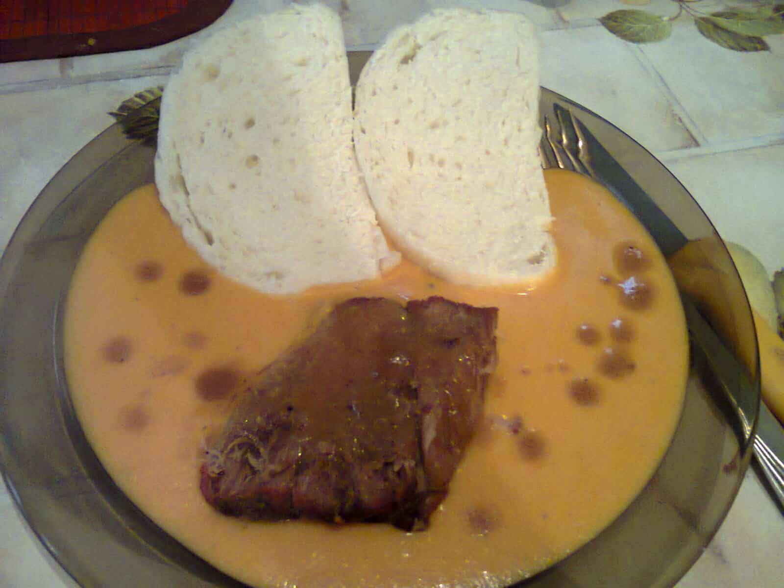 Tejfölös zöldségmártás, sült tarja és knédli