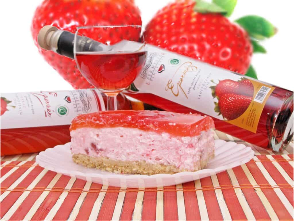 Eperboros túrótorta, kandírozott eperrel.