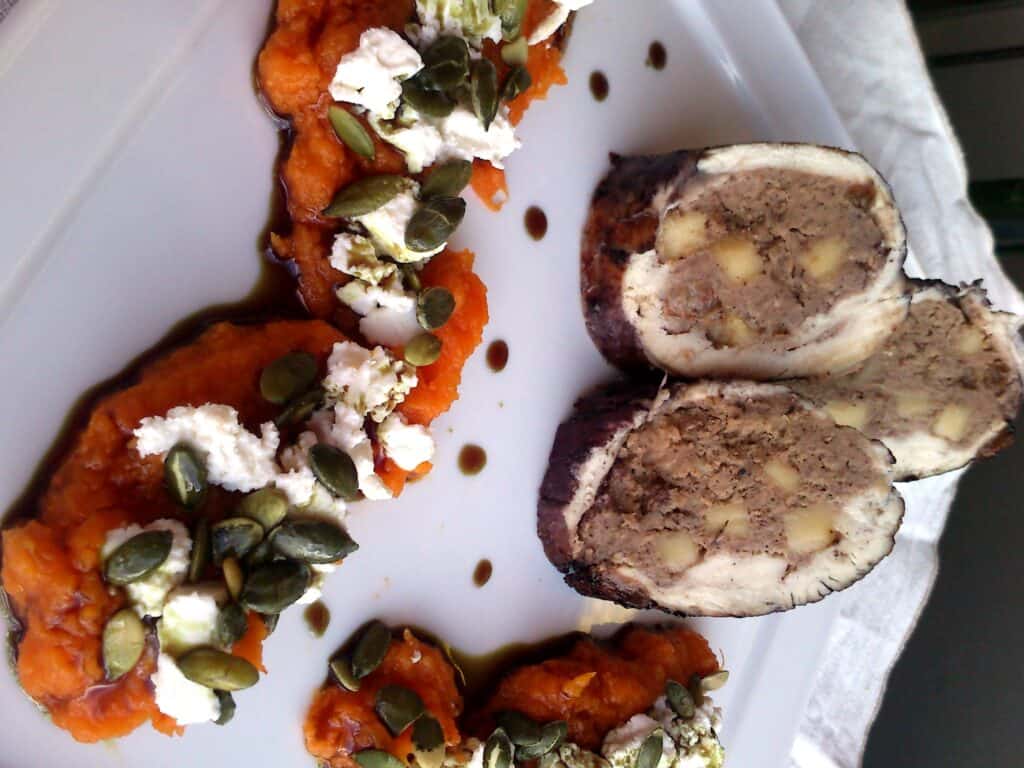 Mázas karácsonyi csirke fetás-tökmagos sütőtökpüré