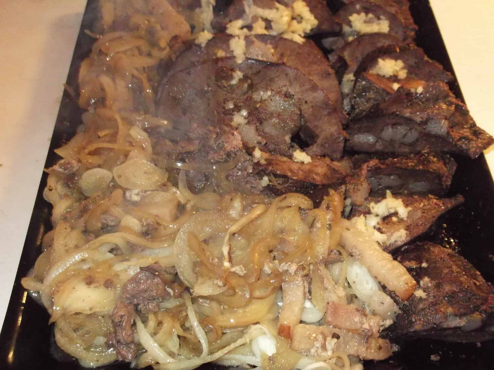 Tűzdelt sertésmáj dinsztelt hagymával