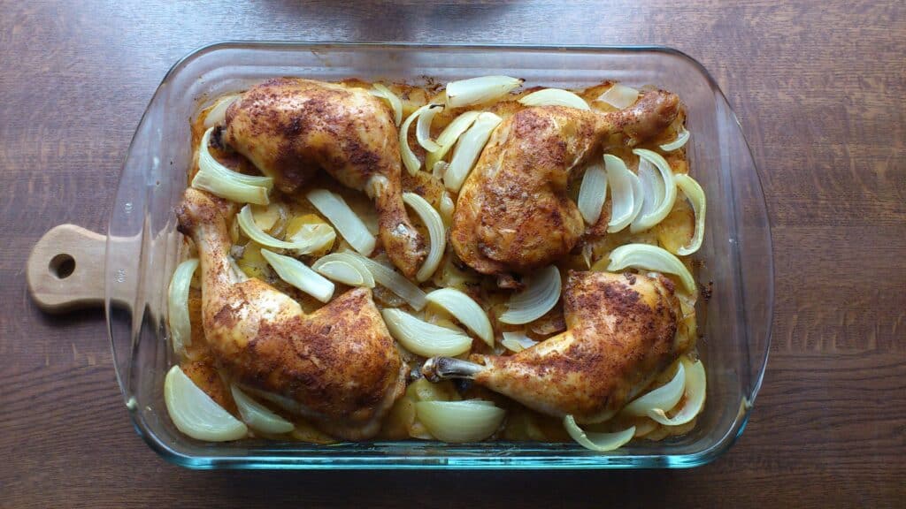 Csirkecombok hagymával savanyúkáposzta- és krumpli