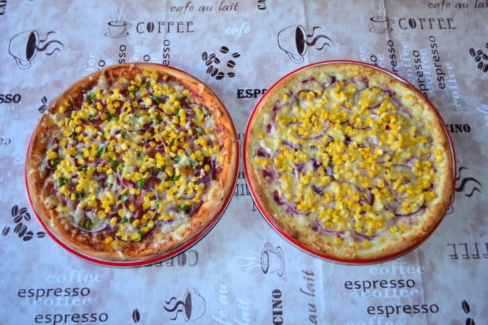 Magyaros és tejfölös-fokhagymás pizza