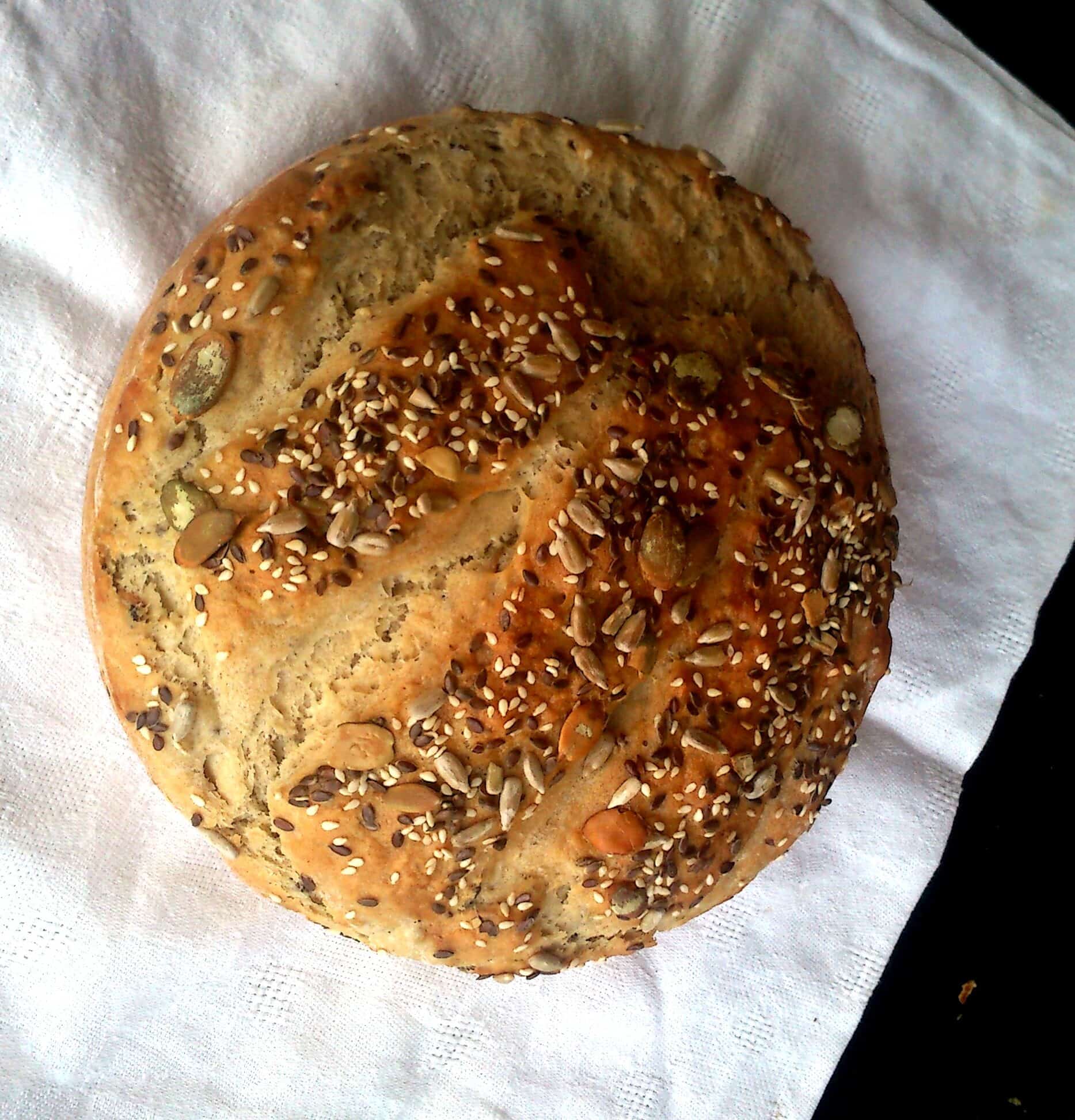 Egyszerű magvas, barna cipó