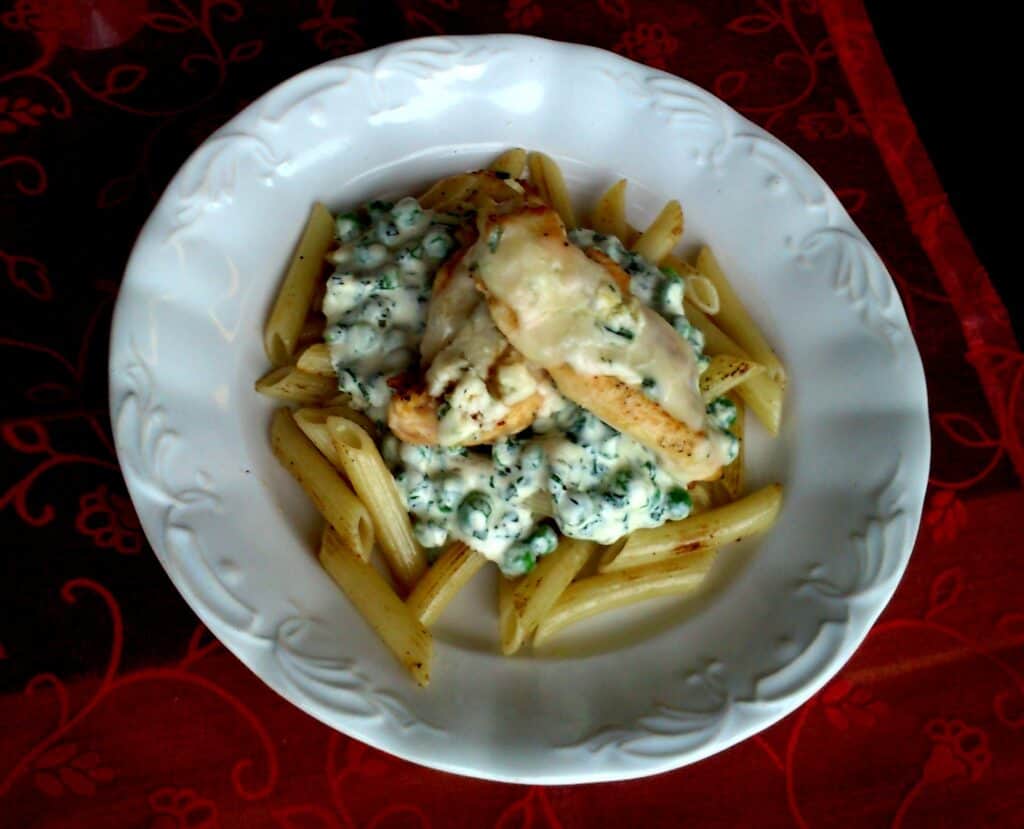 Pirított penne zöldborsómártással, márványsajttal