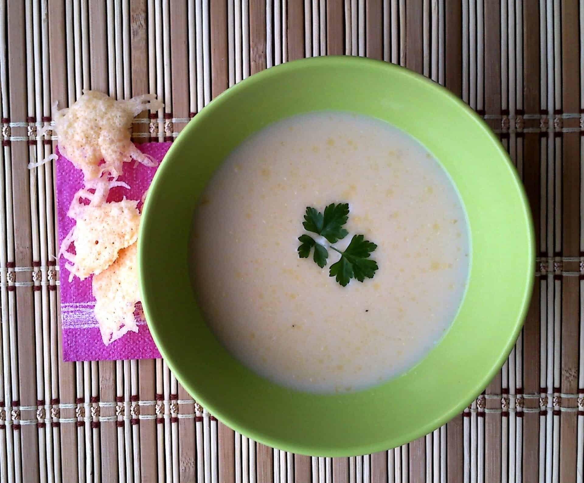 Fokhagymás, gombás sajtkrémleves sajtchips-szel