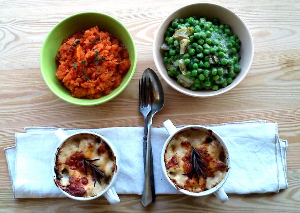 Csőben sült csirkeragu tört répával és mentás zöld