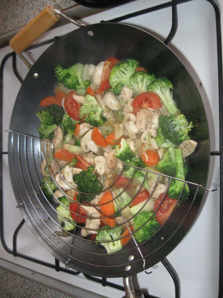 Wookban sült csirkemellcsíkok párolt zöldségekkel