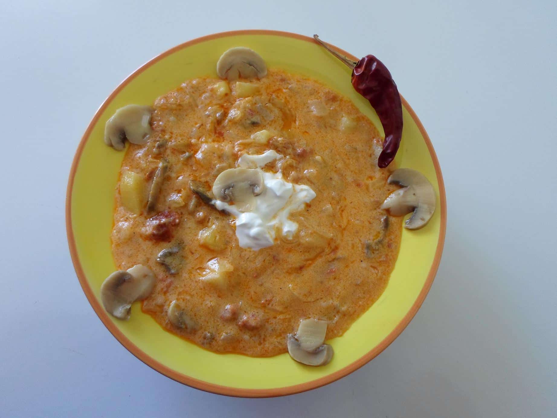 Tejfölös hargitai gombaleves