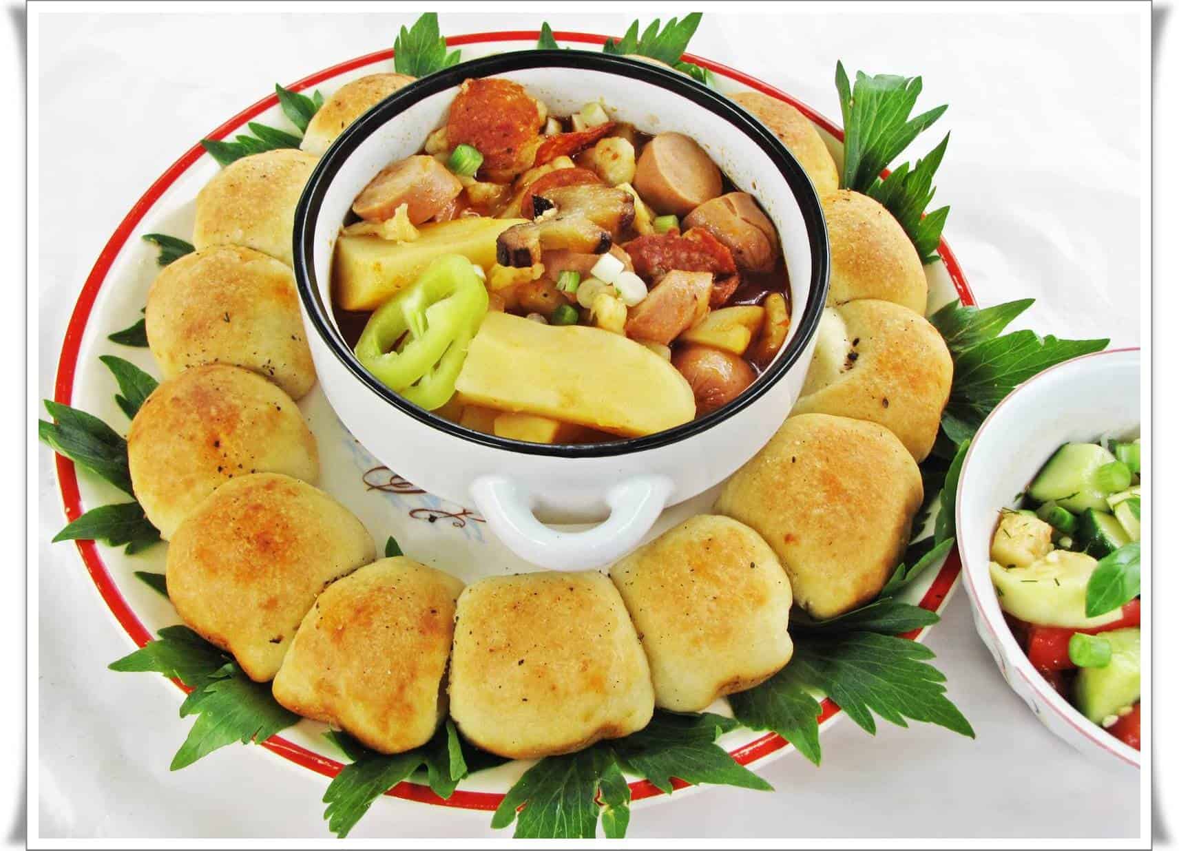 Kolbászos törtdelős, tálaláshoz