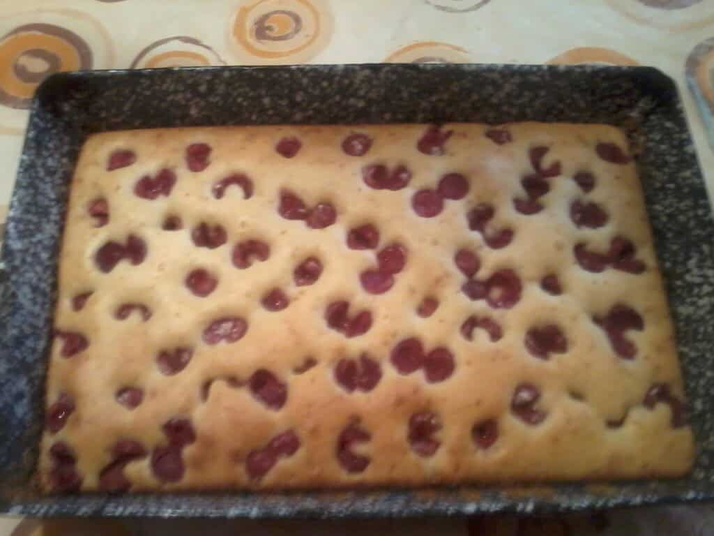 Bögrés meggyes süti