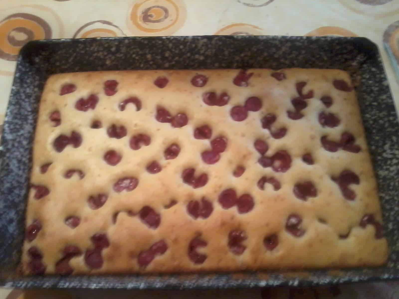 Bögrés meggyes süti