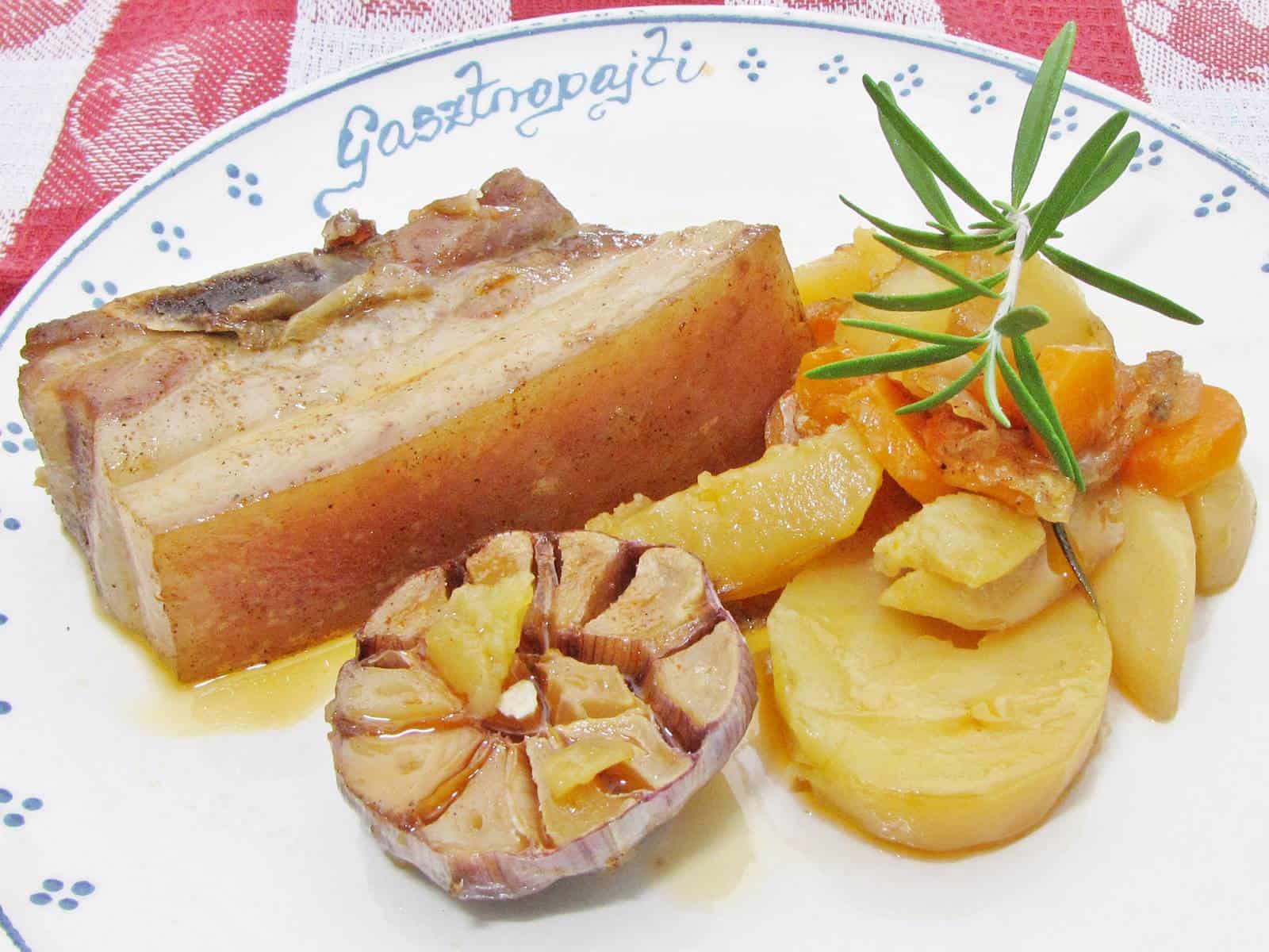 Tepsis, sült császár, és oldalas zöldségágyon.