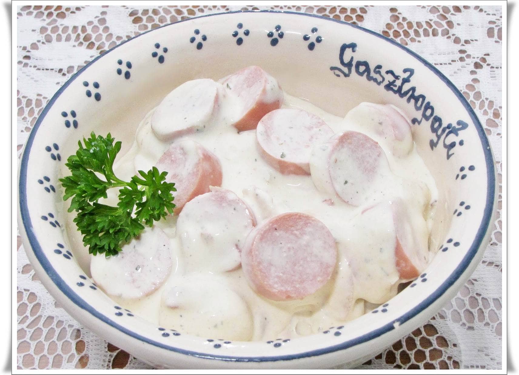 Tojásos, lilahagymás virslisaláta