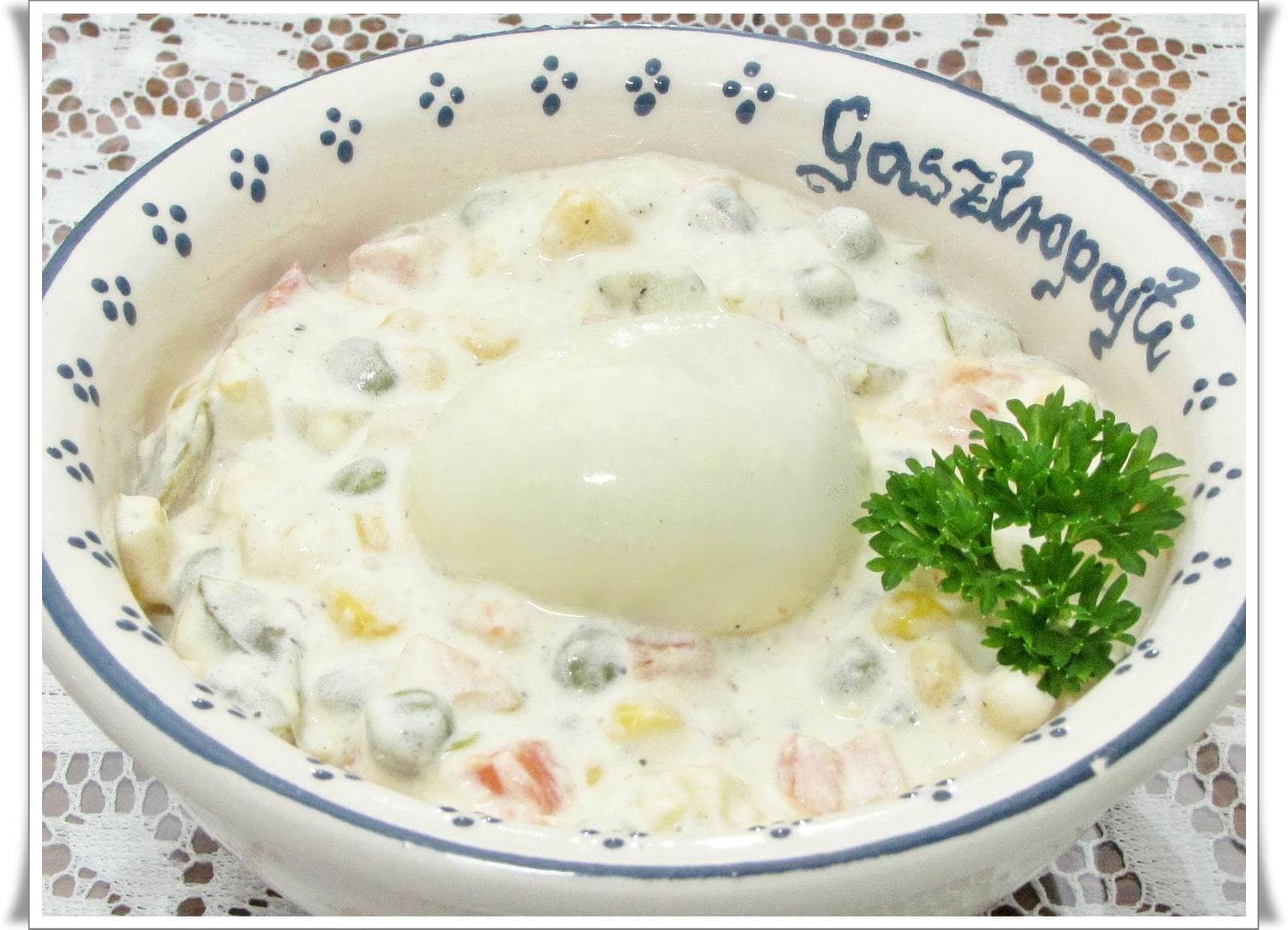 kaszinótojás franciasaláta alapon