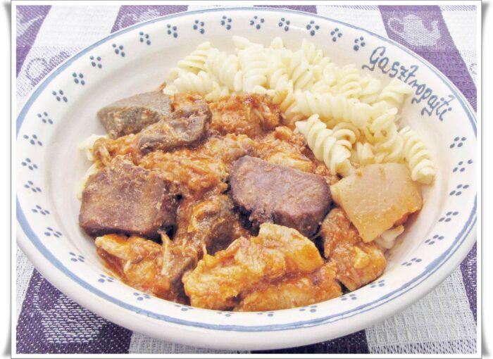 Udvari malacpörkölt belsőségekkel