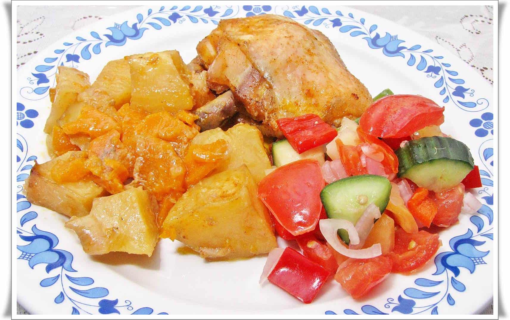 Fűszeres csirkecomb zöldséges krumpliágyon.