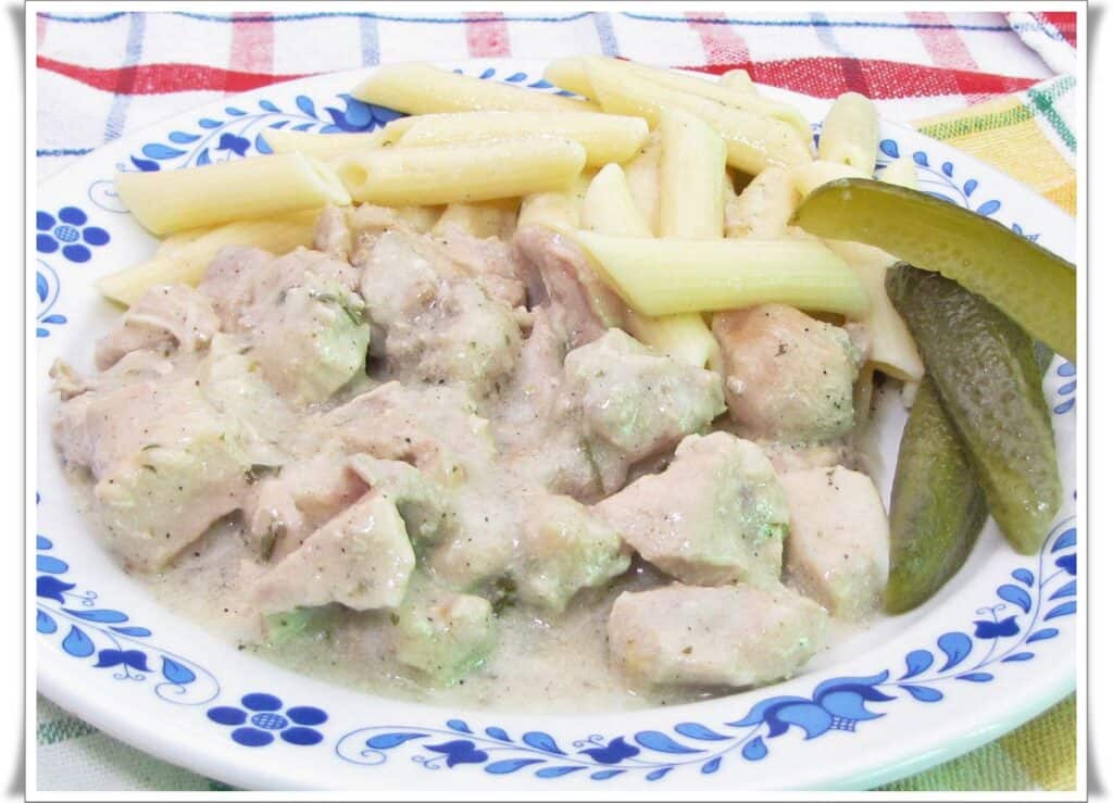 Fokhagymás, tejfölös, csirkemell aprópecsenye