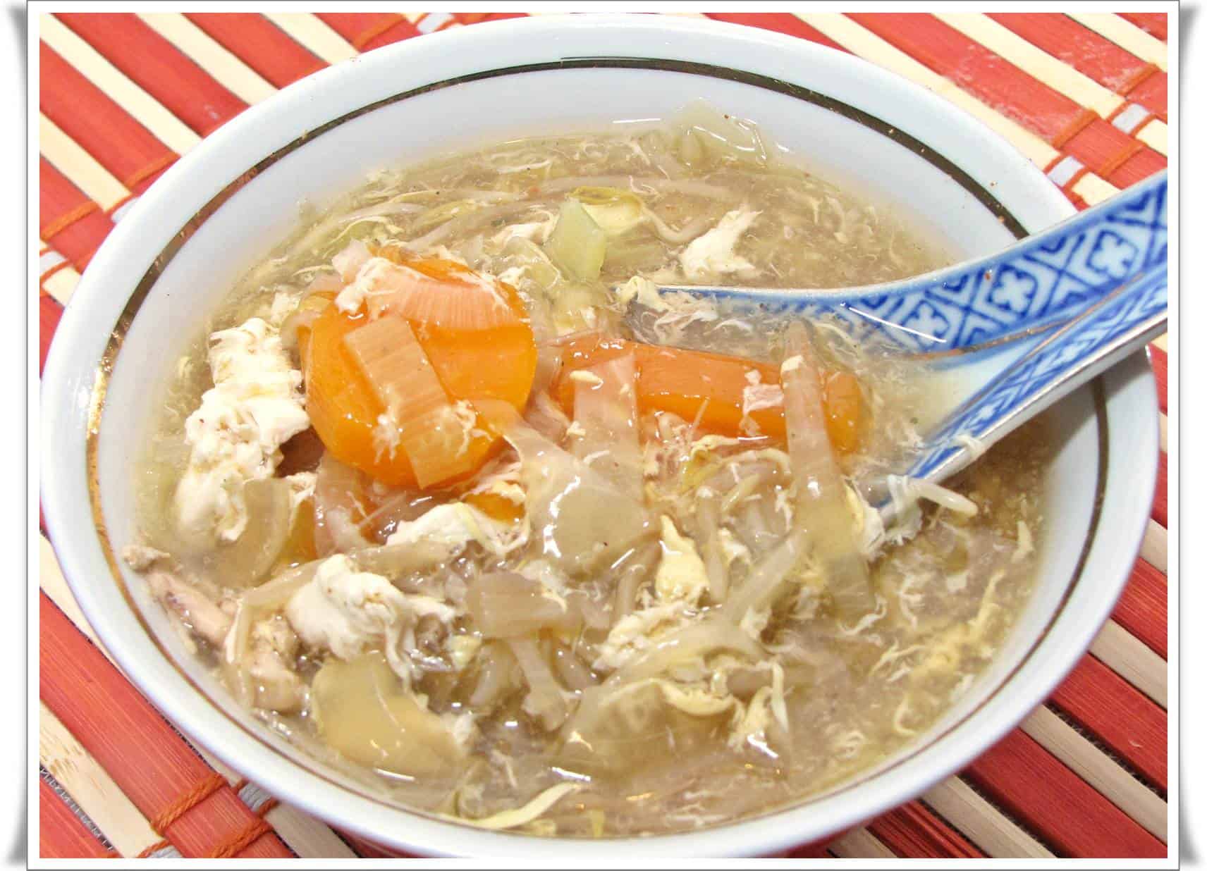 Csípős savanyú leves csirkemell csíkokkal