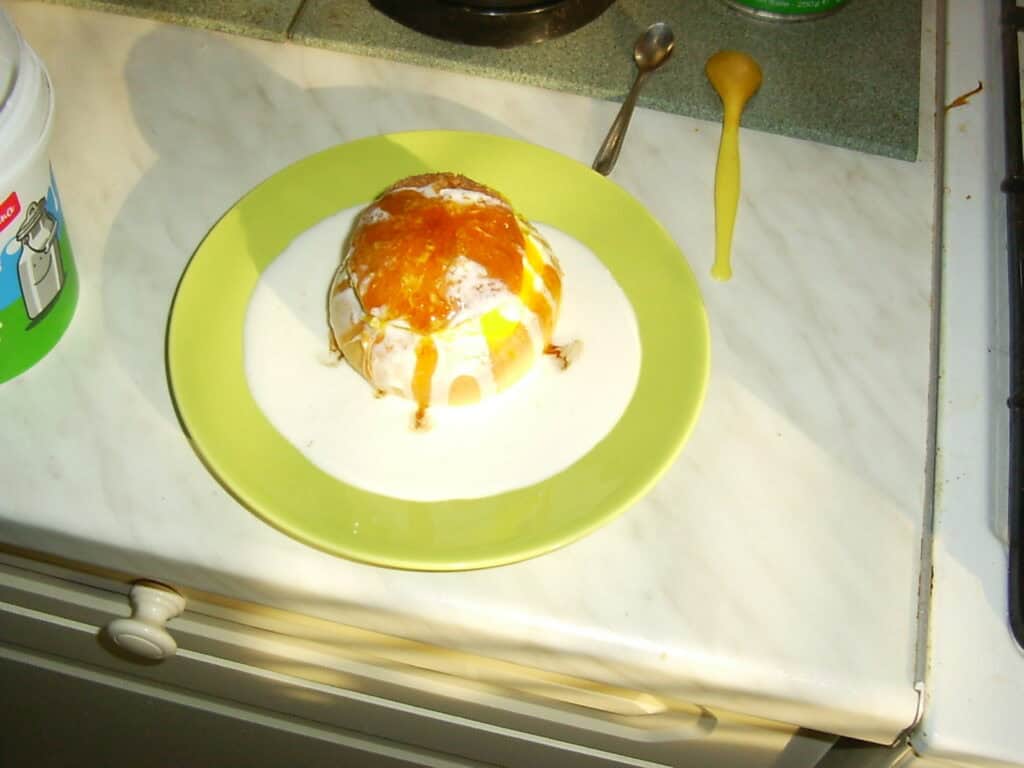 Túróval töltött zsemle karamell öntettel